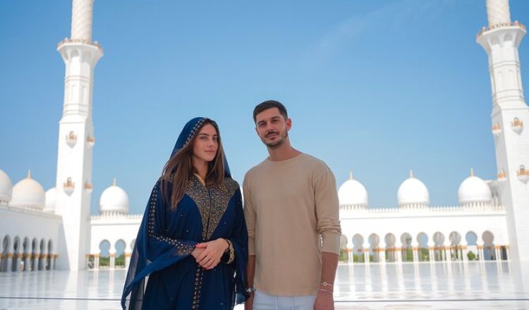 tourist at abu dhabi sheikh zayed mosque